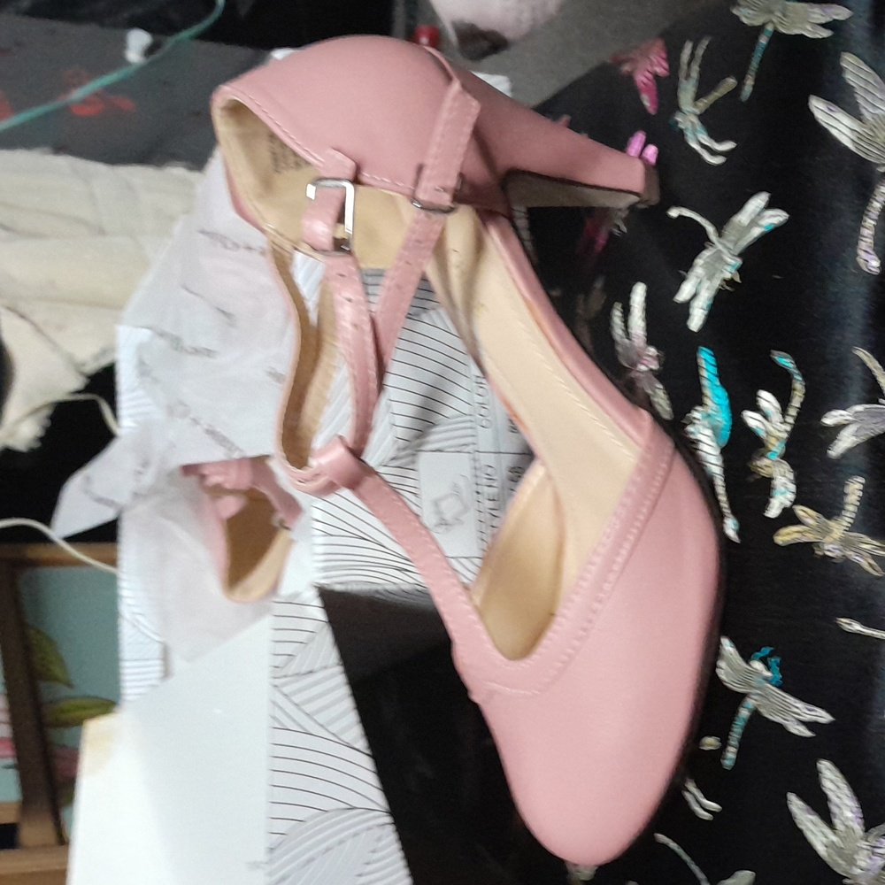 Chase & Chloe t-strap close toe heels sz 9